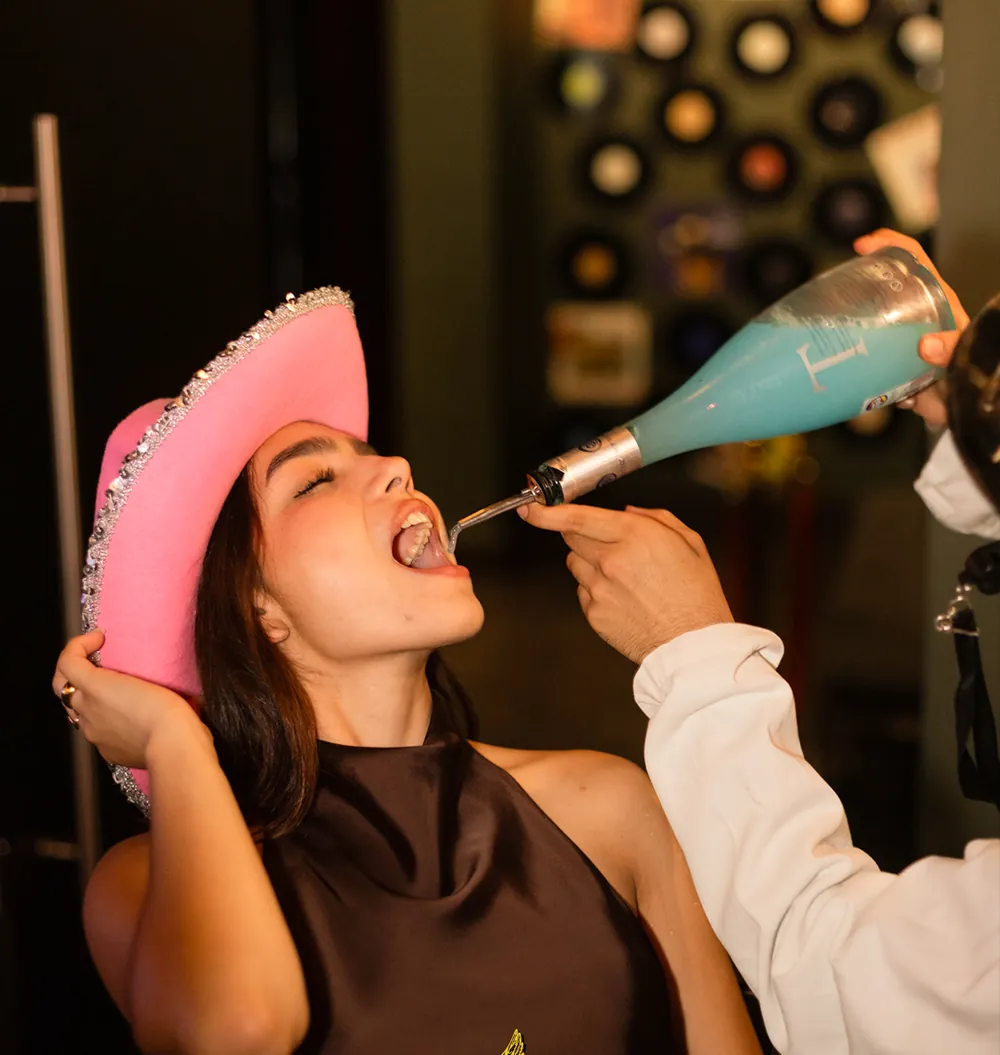 Bebidas servidas en la mesa con bengalas encendidas
