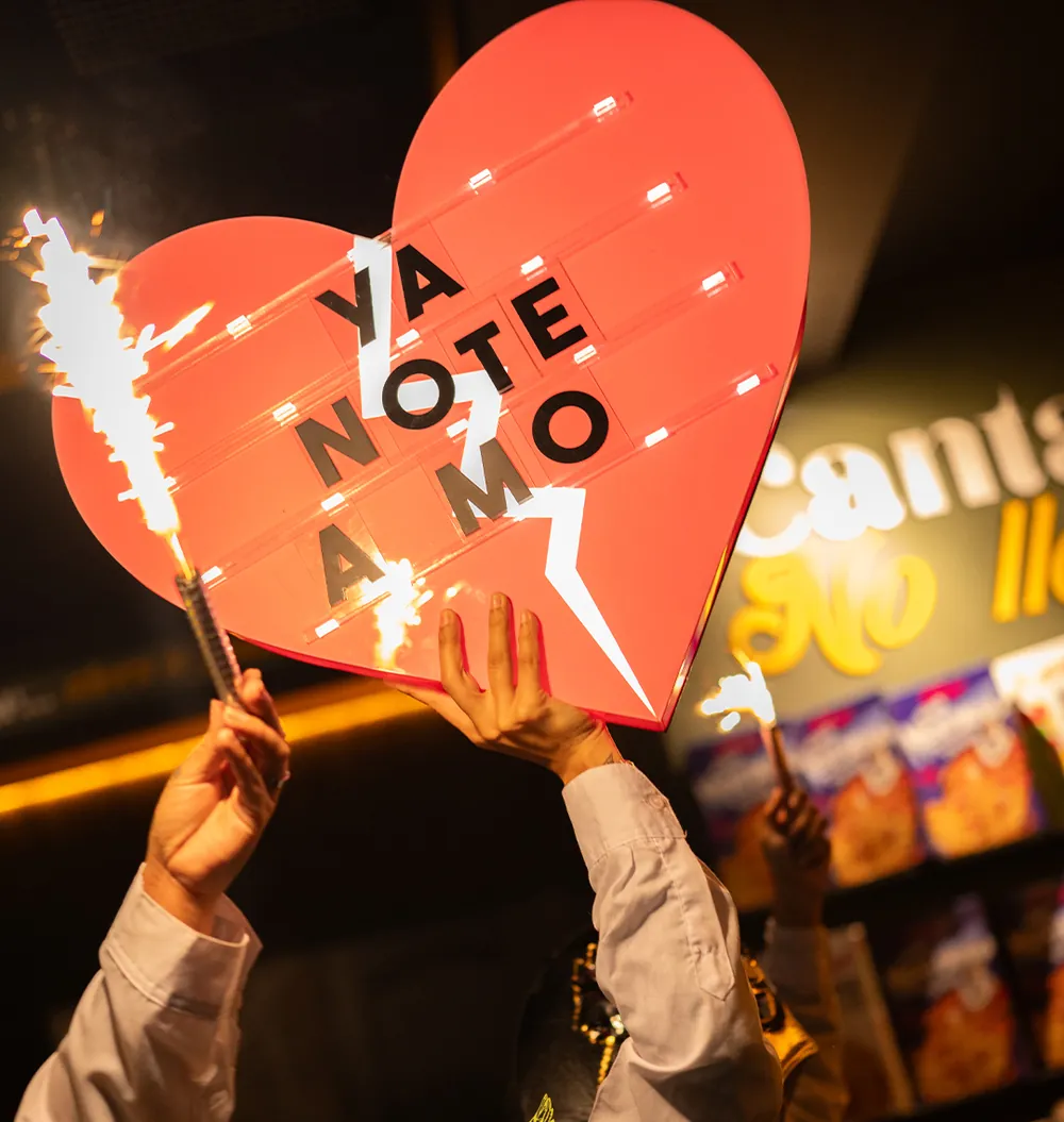 Corazón roto iluminado con bengalas en Canta y No Llores