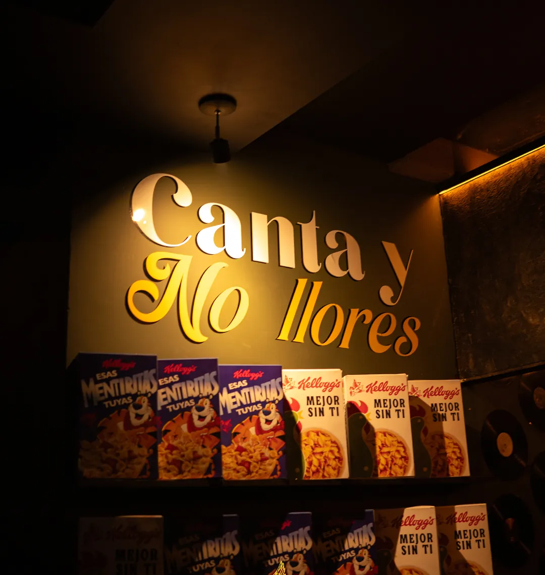 Interior de Canta y No Llores con su letrero iluminado