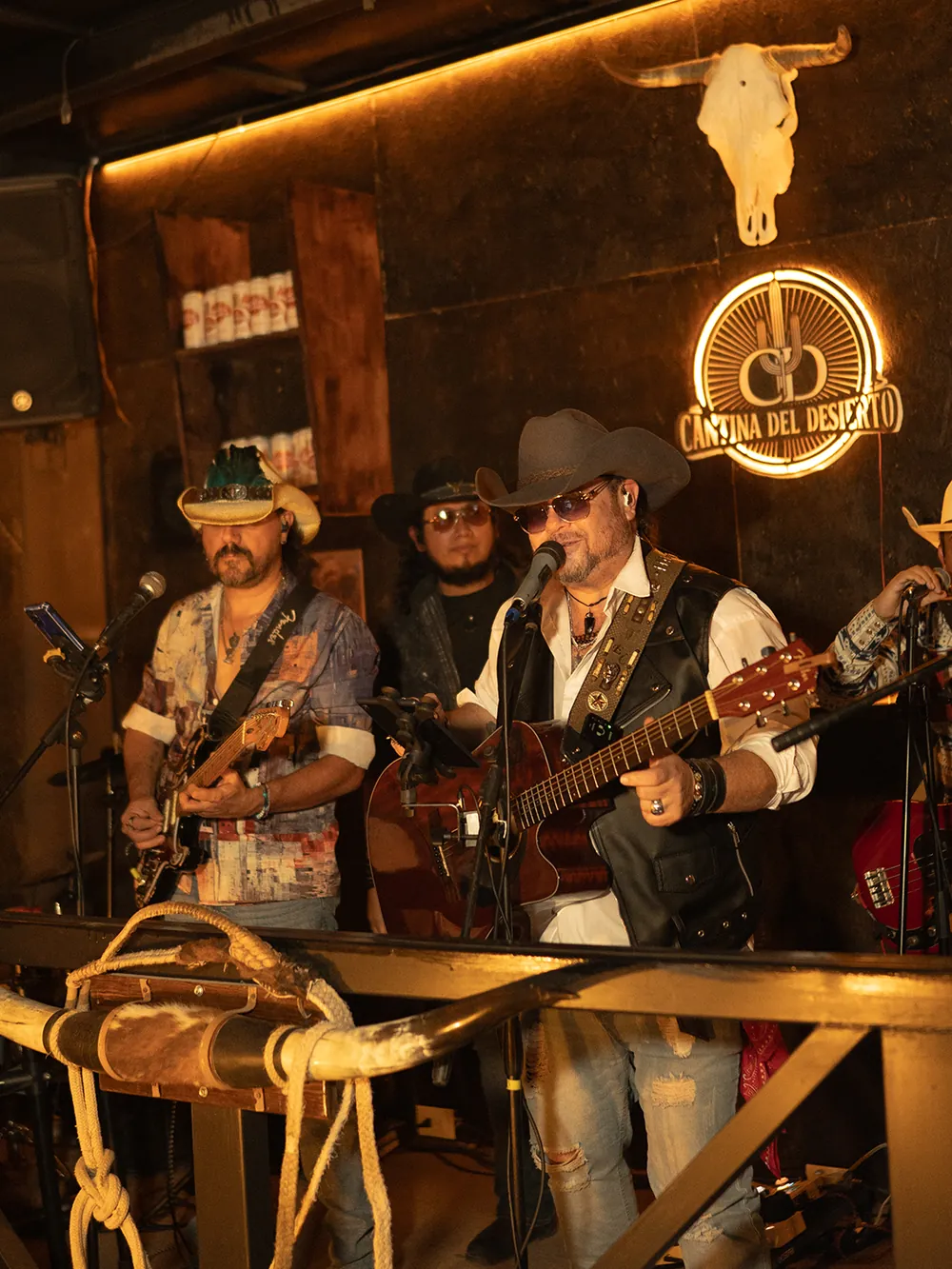 Banda tocando en vivo en el escenario de la cantina