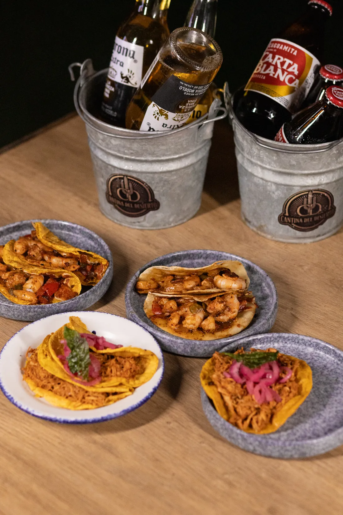 Platillos de la cocina con cubetas de cerveza en la mesa