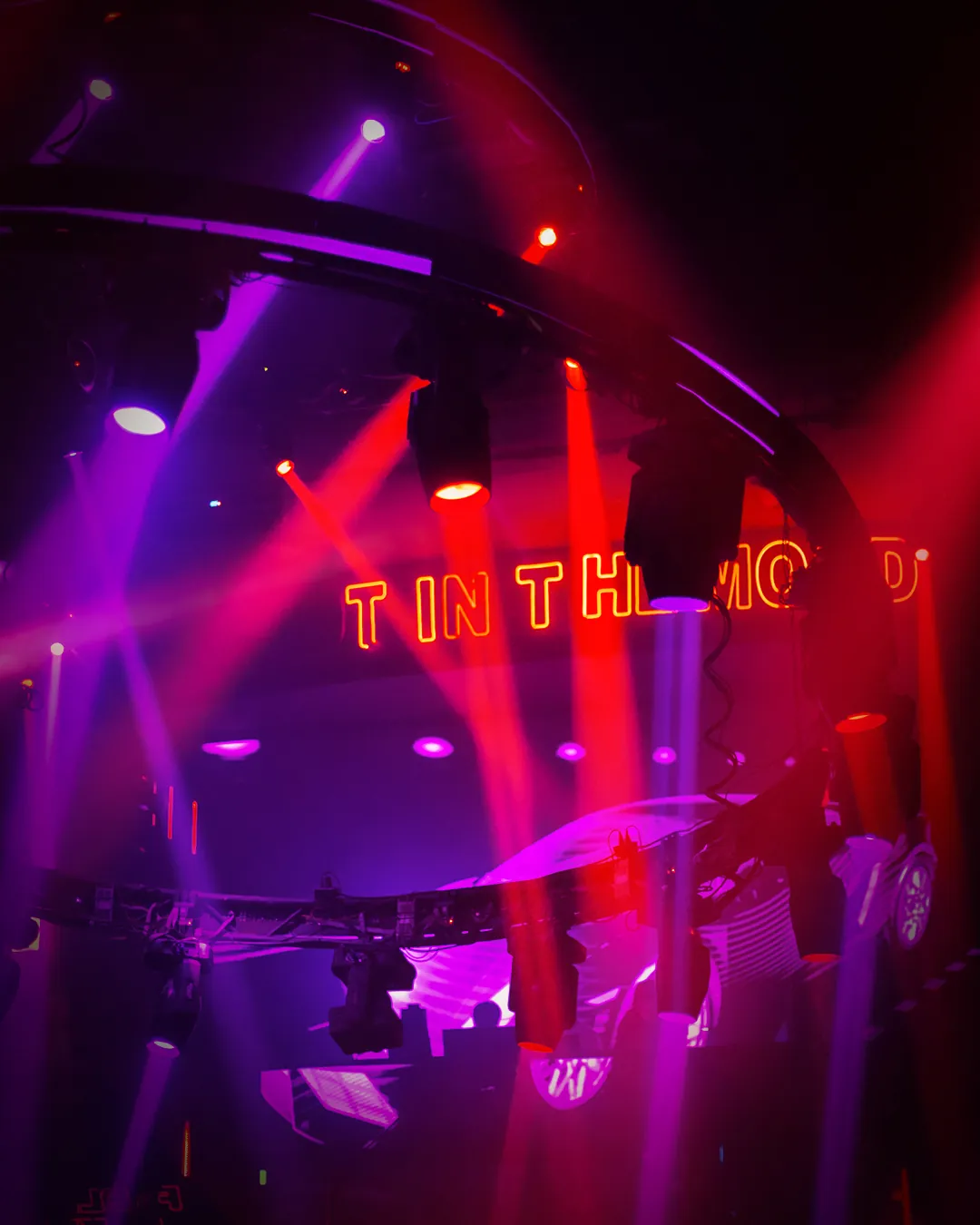 Cabina de DJ de Not In The Mood bajo haces de luz