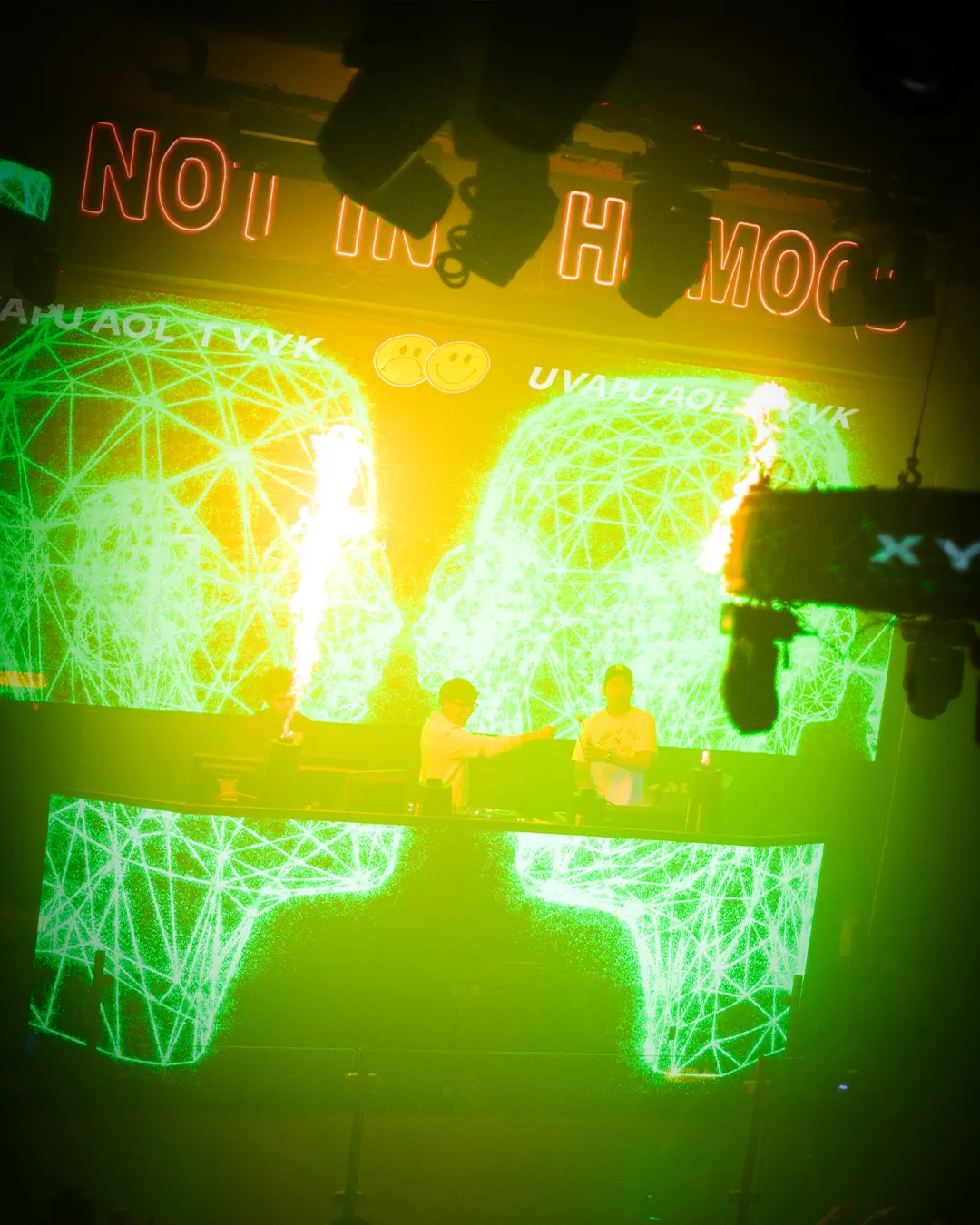 Cabina de DJ frente a los muros LED con lanzallamas
